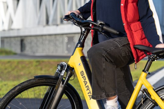 Sparta D-RULE ebike i gul som pendler cykel i byen